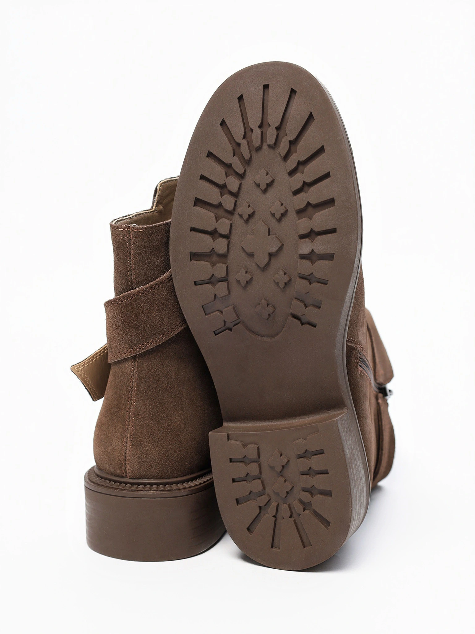 Ботинки темно-коричневого цвета на среднем каблуке